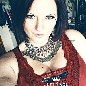 Meet your Posher, Crystal